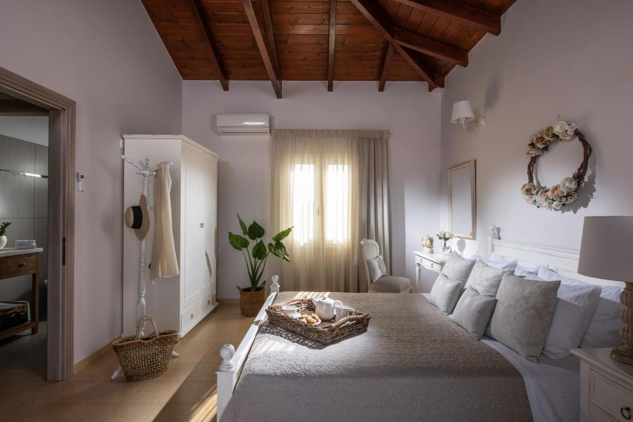 Filothei Beach House With Pool คาลามากิ ภายนอก รูปภาพ