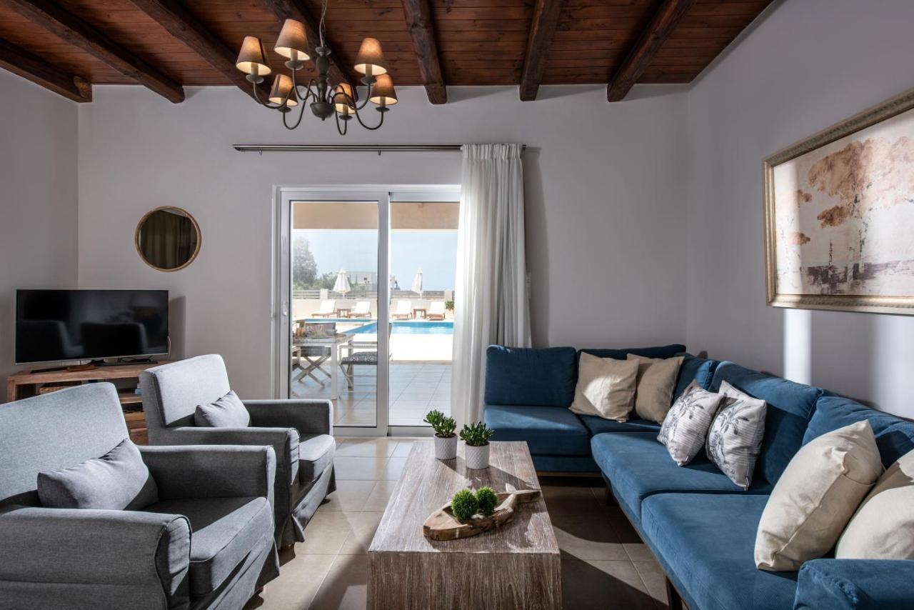 Filothei Beach House With Pool คาลามากิ ภายนอก รูปภาพ