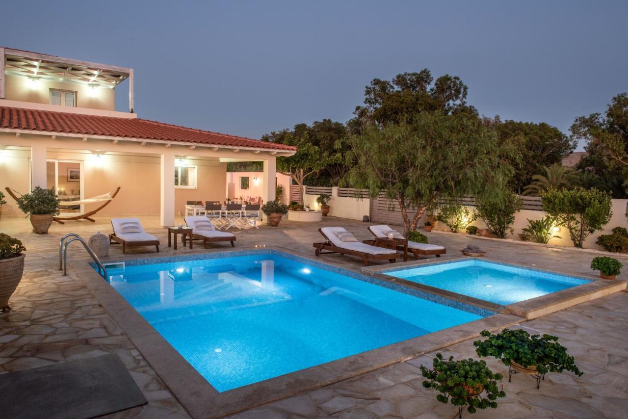 Filothei Beach House With Pool คาลามากิ ภายนอก รูปภาพ